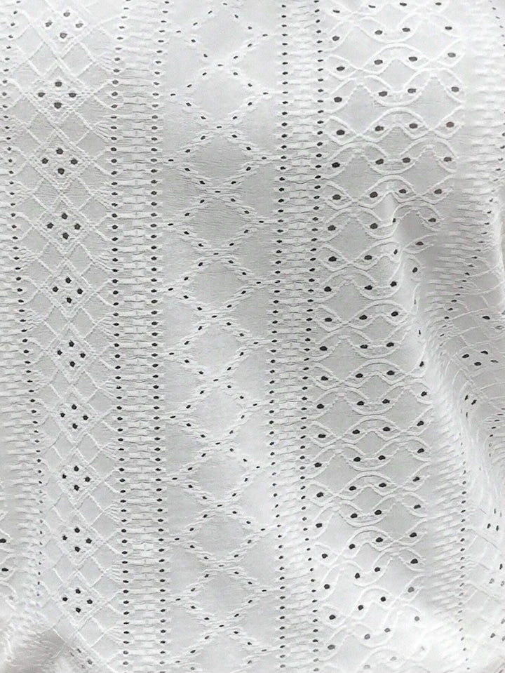 Stylisches ärmelloses Damen Top, trägerlos & atmungsaktiv mit eleganter Ösenstickerei.