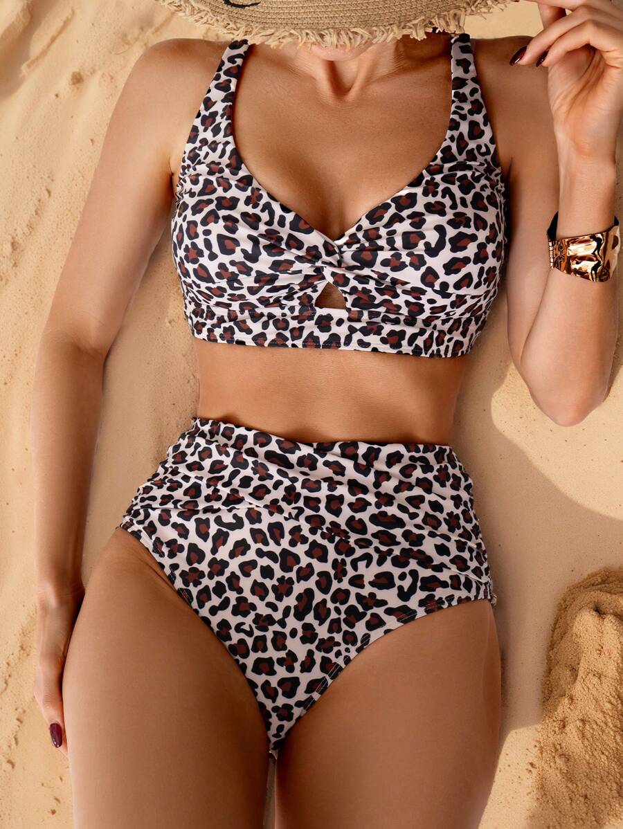 Damen Bikini in High Waist Passform mit trendigem Leopardenmuster für den Sommer am Strand