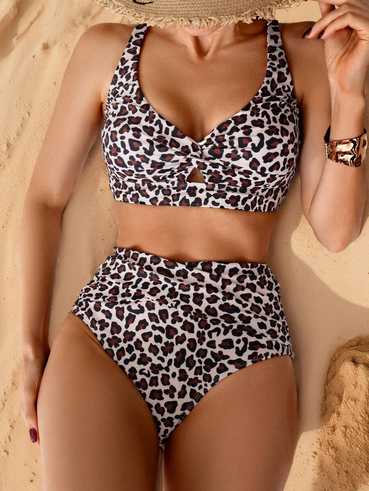 Damen Bikini in High Waist Passform mit trendigem Leopardenmuster für den Sommer am Strand