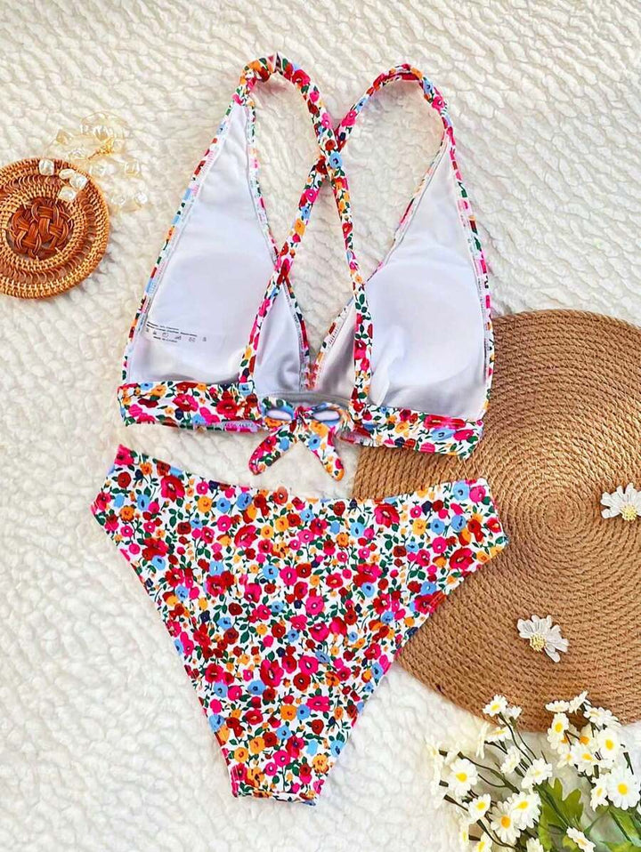 Blumiger Bikini für Damen mit tiefem V-Ausschnitt am Strand
