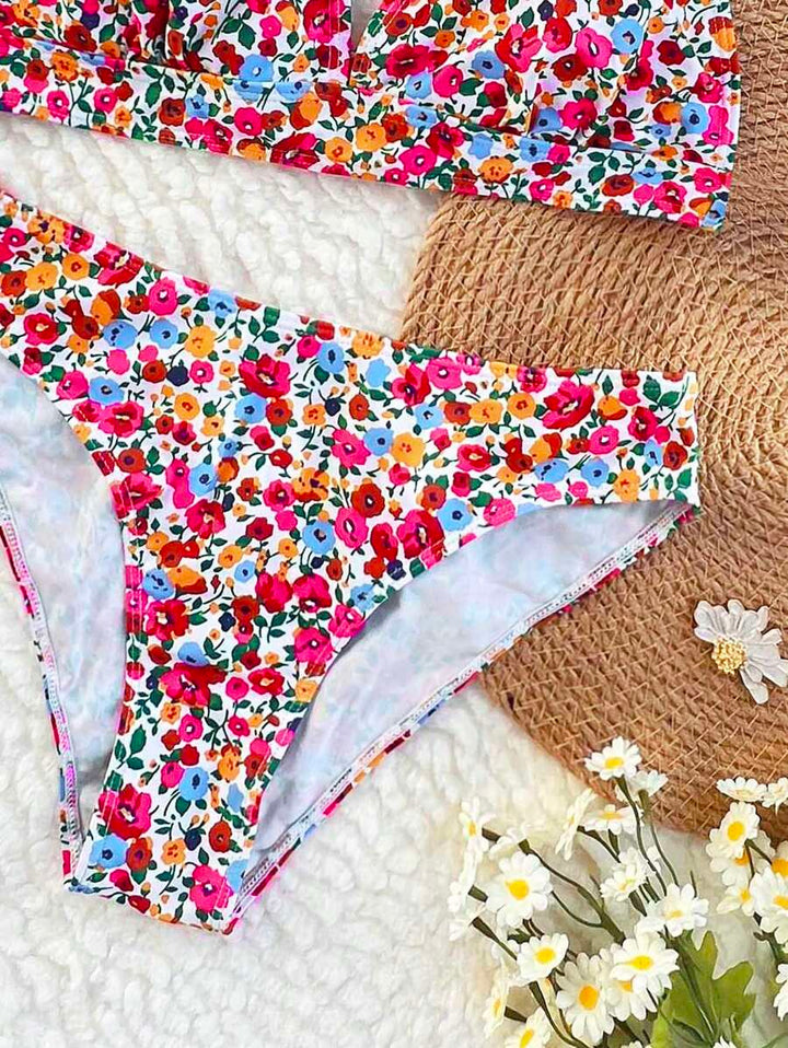 Halterneck Bikini Oberteil mit floralem Design im Detail