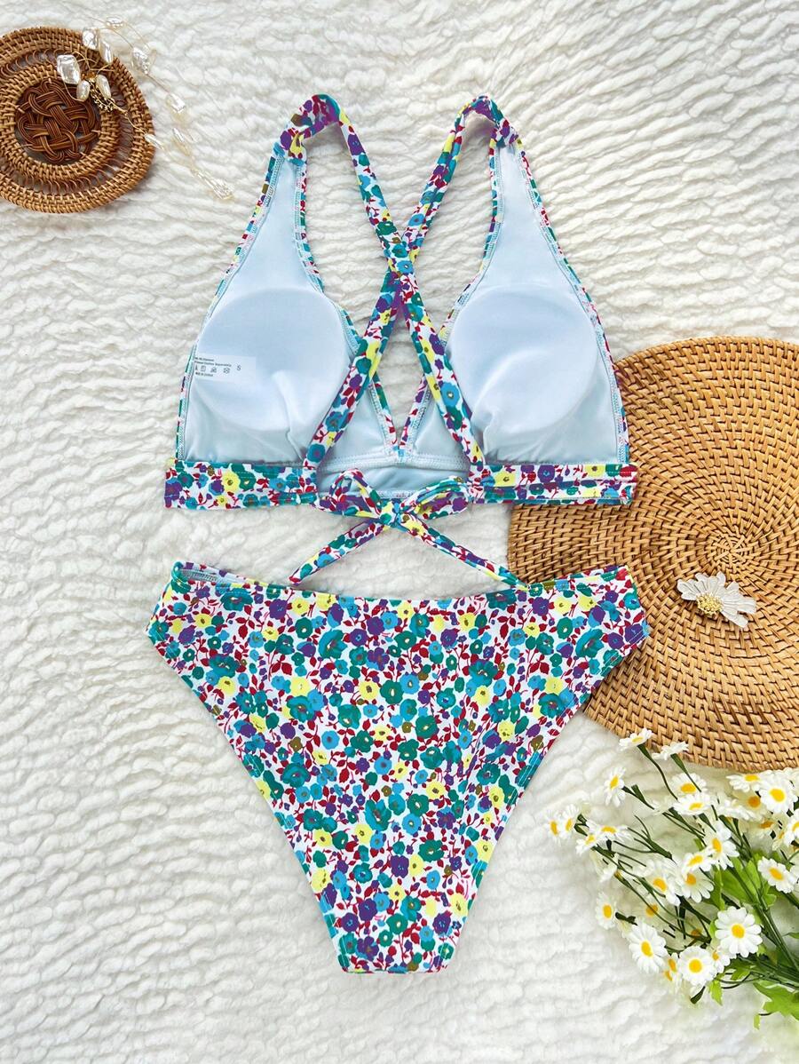 Detailaufnahme des floralen Musters am Bikini Oberteil