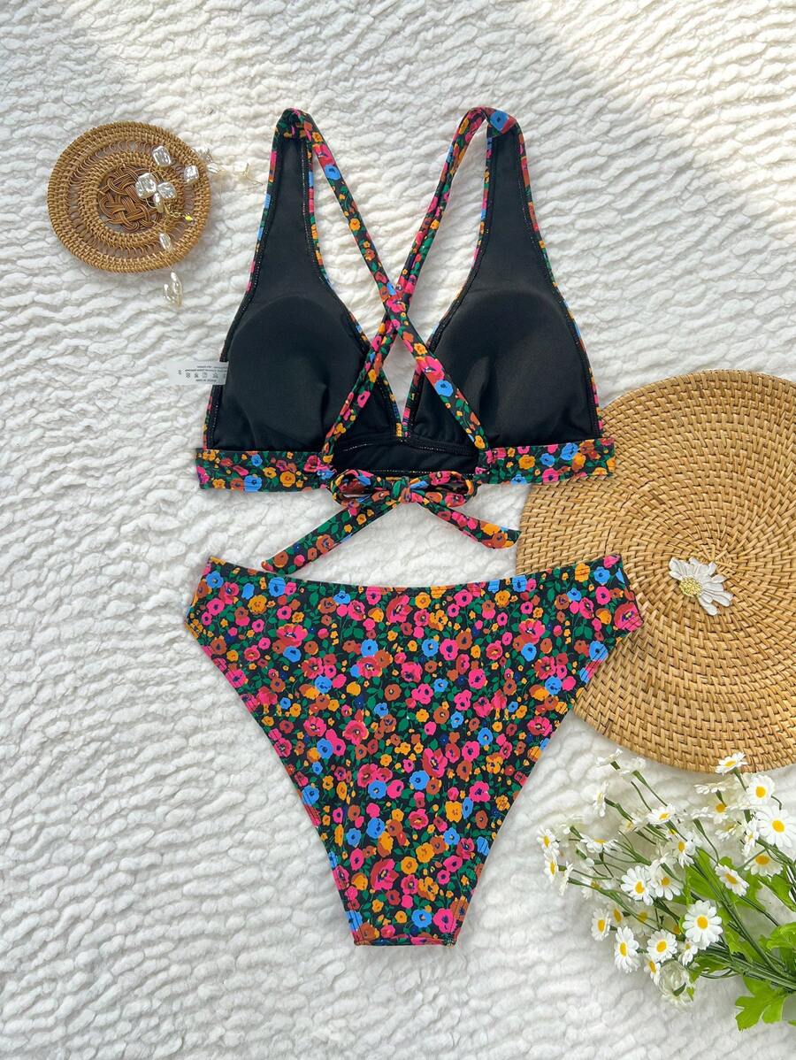 Sommeroutfit am Pool mit elegantem Damen Bikini Zweiteiler