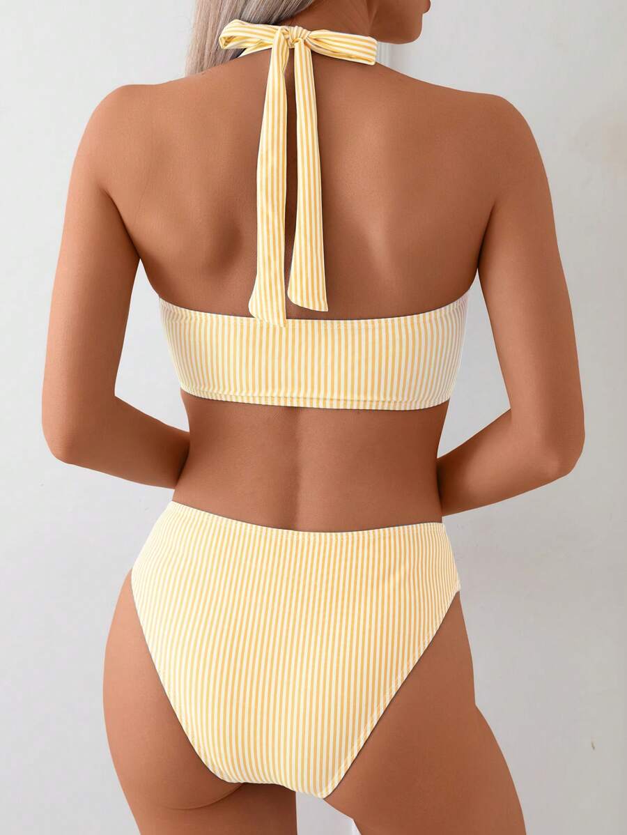 Nahaufnahme des gestreiften Musters auf dem Damen Bikini Oberteil