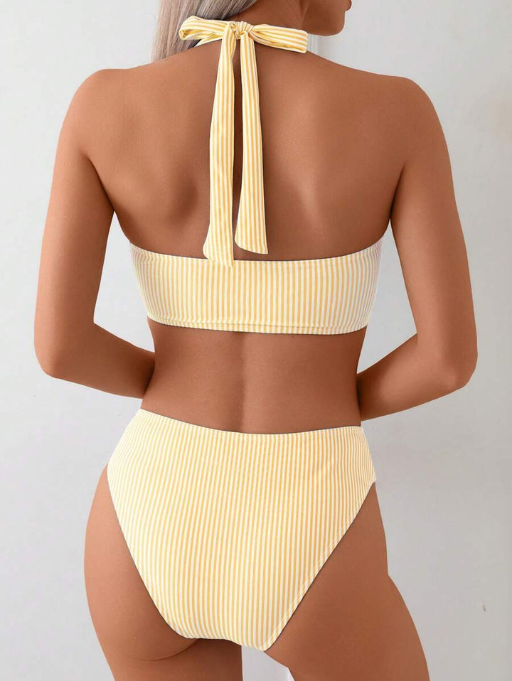 Nahaufnahme des gestreiften Musters auf dem Damen Bikini Oberteil