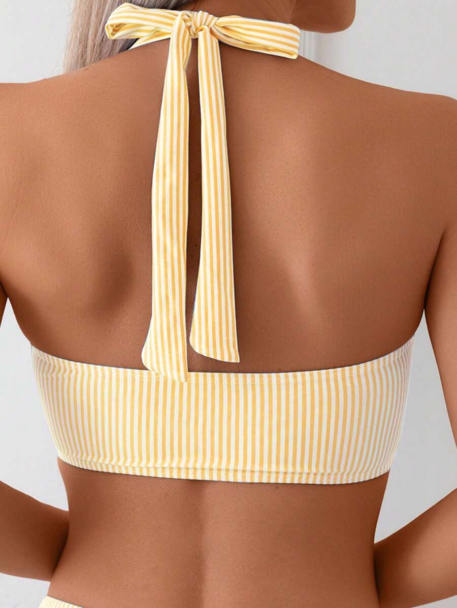 Rückenansicht des Damen Bandeau Bikini Oberteils mit Bindeverschluss