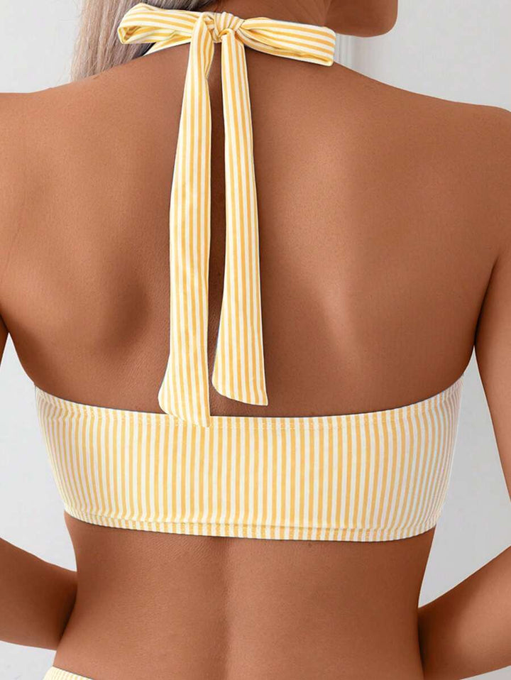 Rückenansicht des Damen Bandeau Bikini Oberteils mit Bindeverschluss