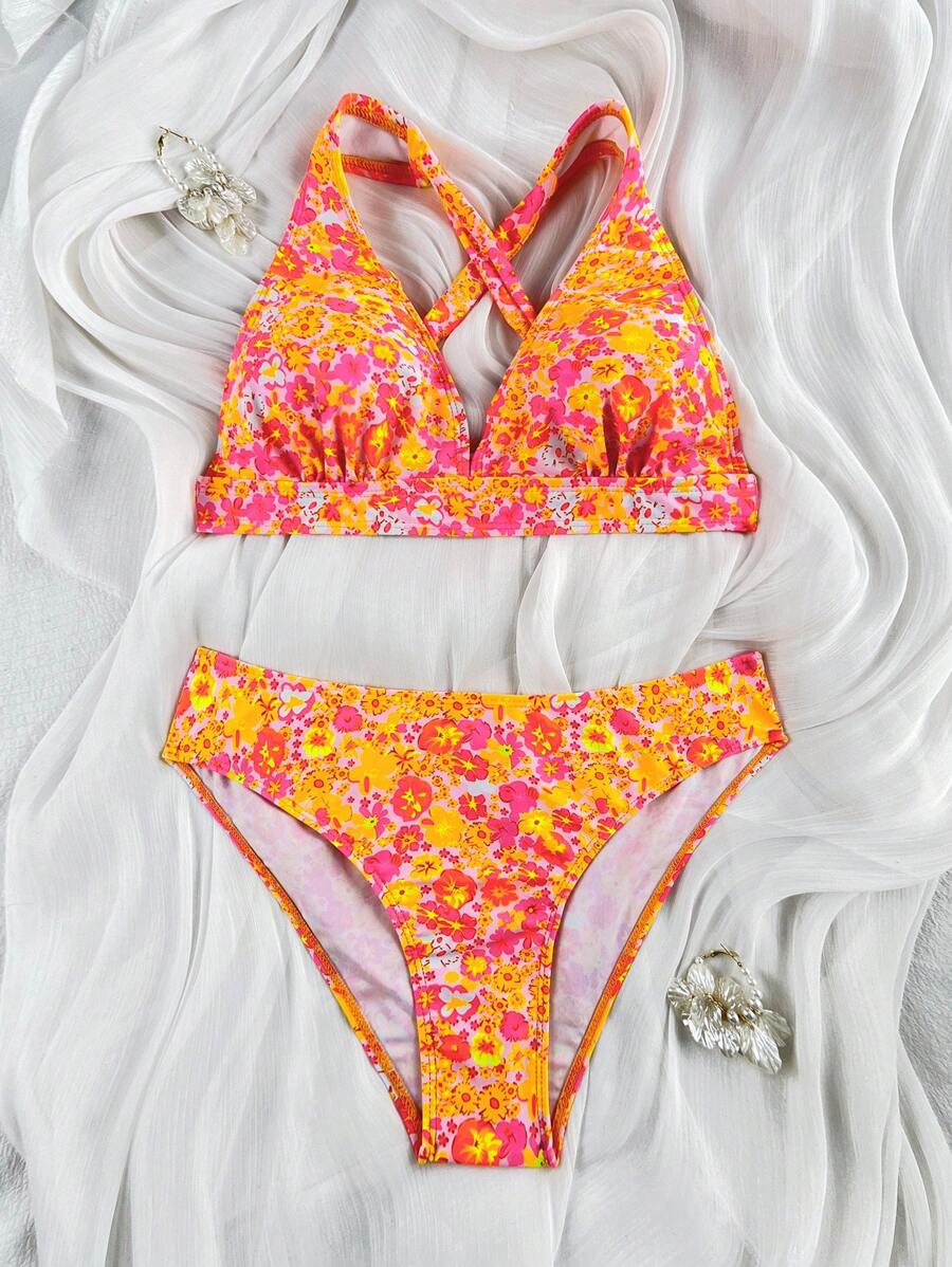 Attraktiver Damen Bikini mit tiefem Ausschnitt