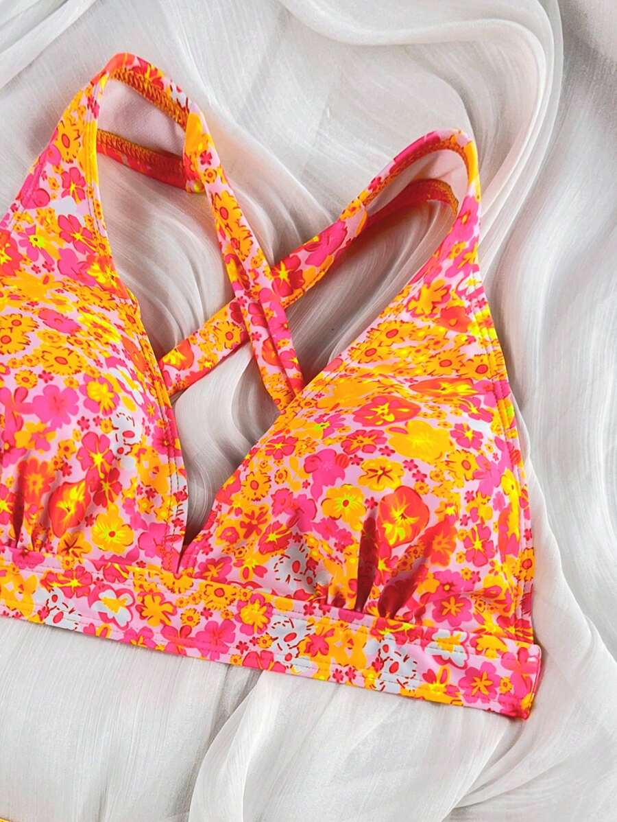 Stilvolle Strandbekleidung mit floralem Bikini Zweiteiler
