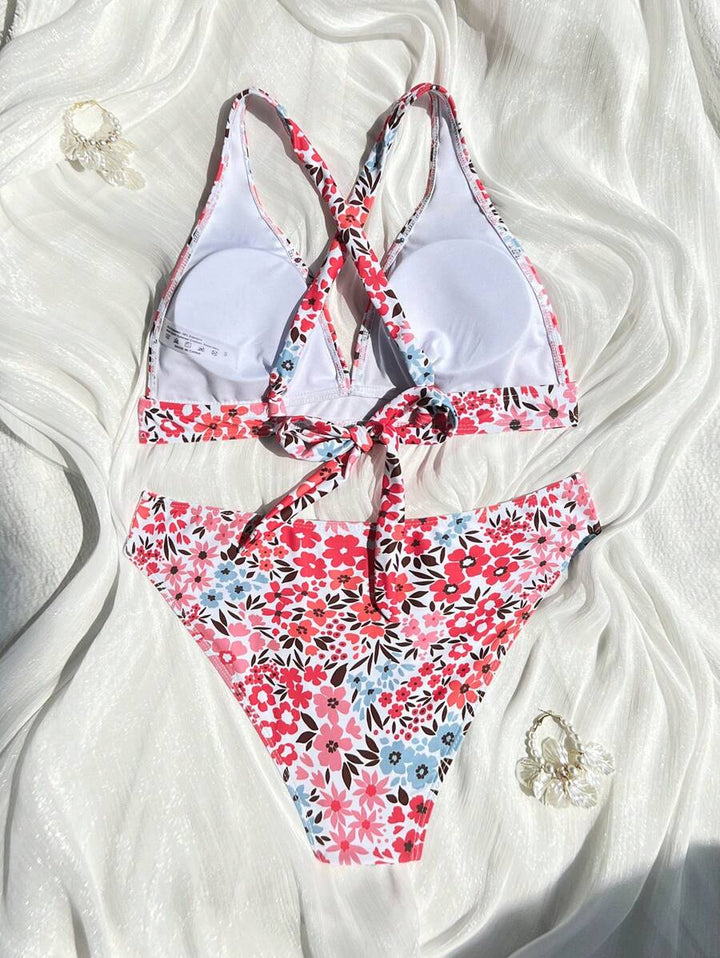Modische Strandmode mit floralem Bikini Set