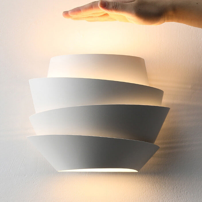 Moderne weiße Wandleuchte aus Metall, spiralförmig, energiesparend, für Wohnzimmerbeleuchtung.