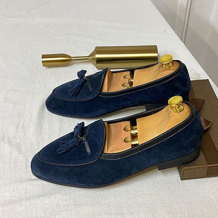 Seitenansicht der blauen Herren Loafer mit handgefertigter Holzsohle