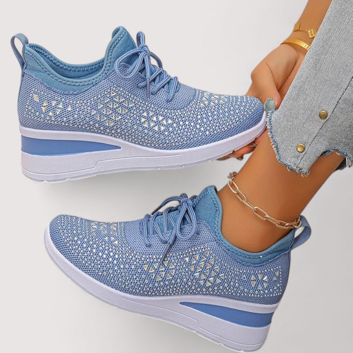 Zwei Damen Glitzer-Sneaker als Paar, bereit für Frühling & Sommer. Komfortable Schnürschuhe.