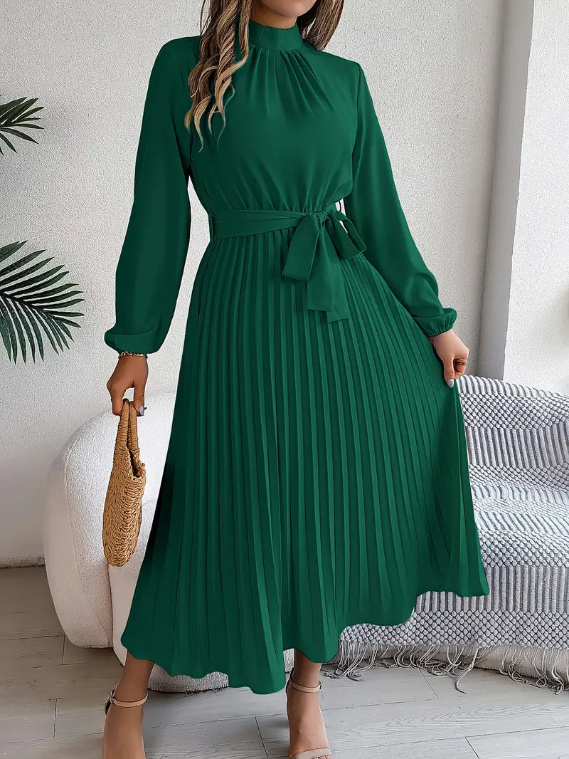 Hochgeschlossenes, plissiertes Damen Midikleid; ein elegantes Abendkleid für Damenmode.