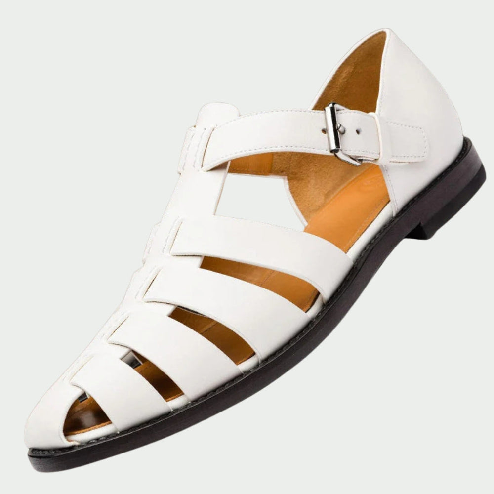 Stilvolle weiße Flachsandalen für Herren, ideal für den Sommer, mit breiten Riemen und bequemem Fußbett.