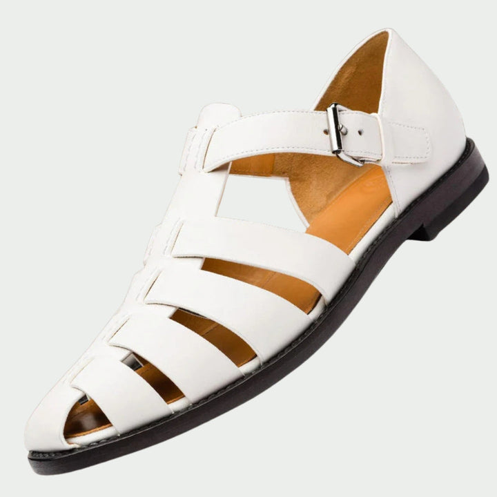 Stilvolle weiße Flachsandalen für Herren, ideal für den Sommer, mit breiten Riemen und bequemem Fußbett.