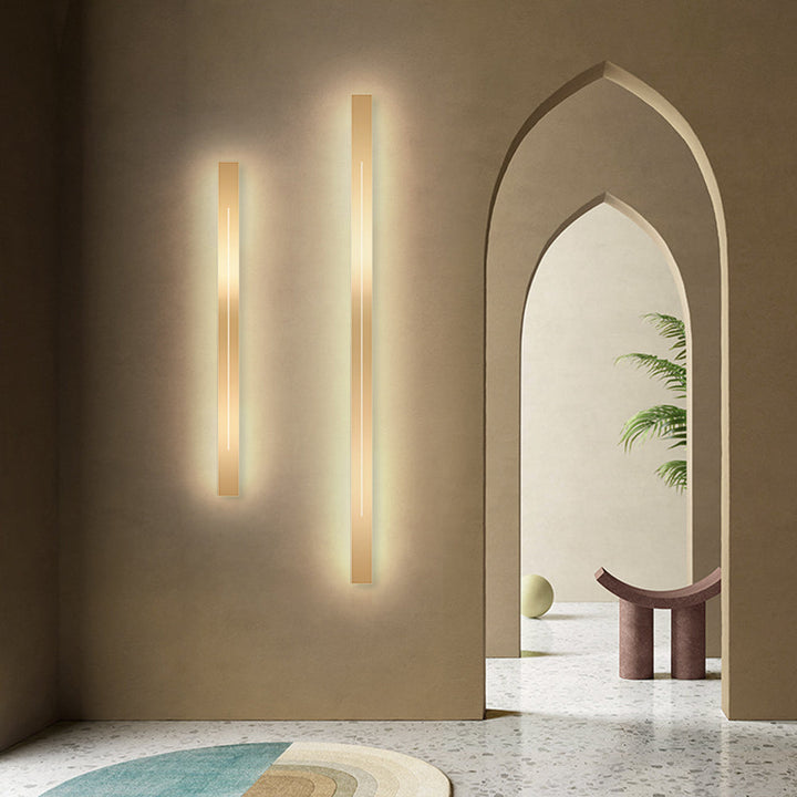 Moderne LED-Wandleuchten, vertikal, goldfarben, minimalistisch, Innenarchitektur, Flurbeleuchtung.
