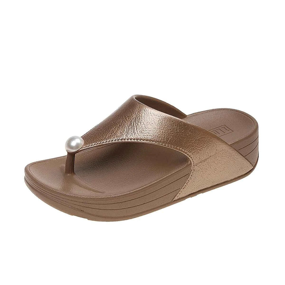 Damen ErgoSandale mit elegantem Perlen-Detail. Ergonomische, bequeme Sandale für den Sommer. Flache Komfortschuhe.