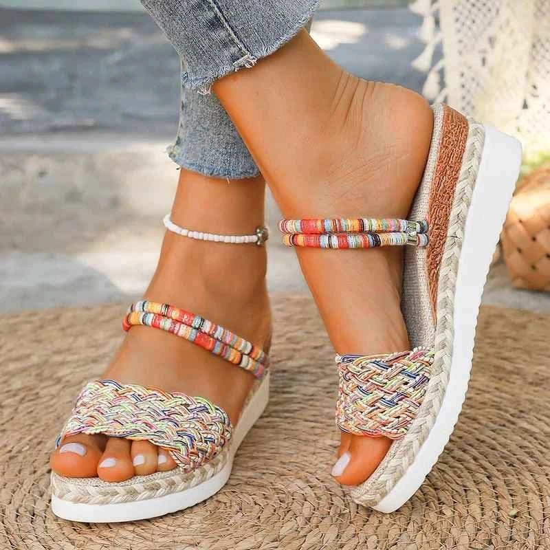 Bunte ergonomische Damen Keilsandale mit Komfortfußbett für bequemen Halt. Ideal für Sommer & Freizeit.