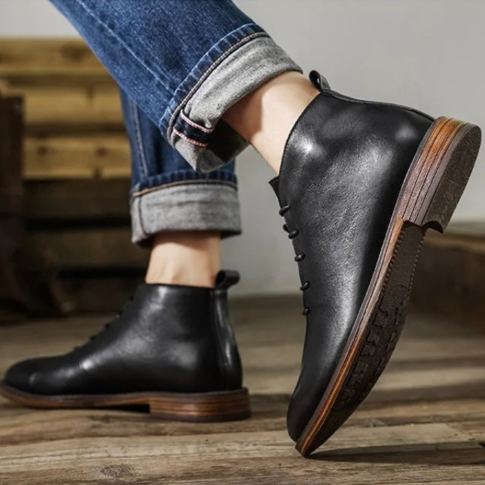 Robuste schwarze Herren Stiefel, bequem und rutschfest, für Outdoor-Aktivitäten und den urbanen Alltag.