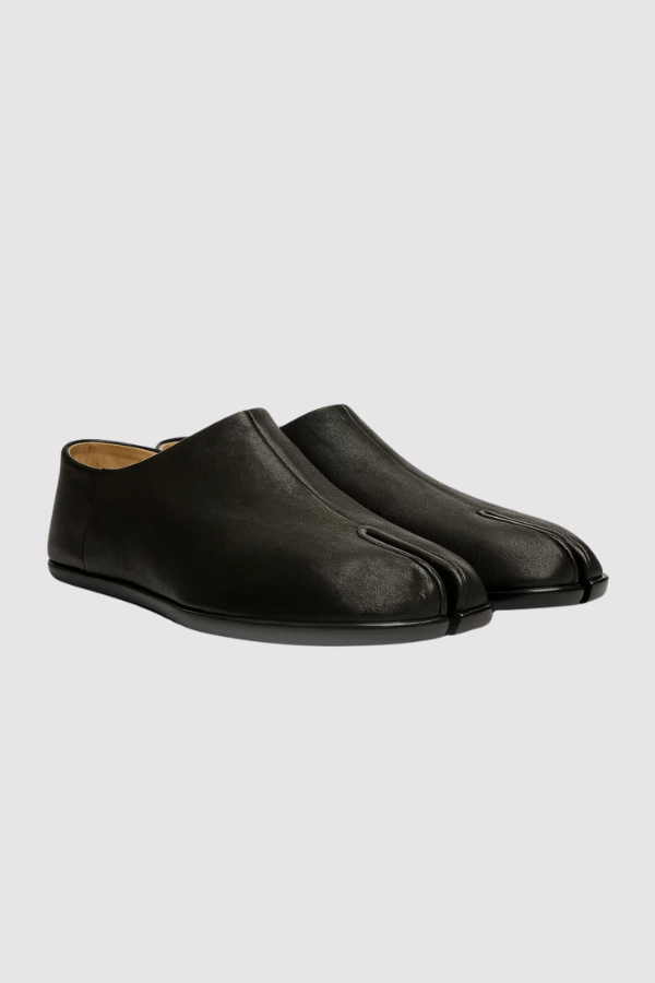 Herren Tabi Slipper mit gespaltenen Zehen und verstellbarer Ferse für modernen Komfort.