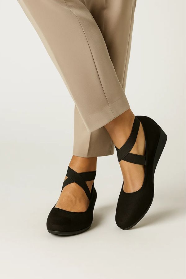Moderne Damen Kreuzriemensandalen für den Sommer. Bequeme Freizeitschuhe mit Fußgesundheit im Fokus.