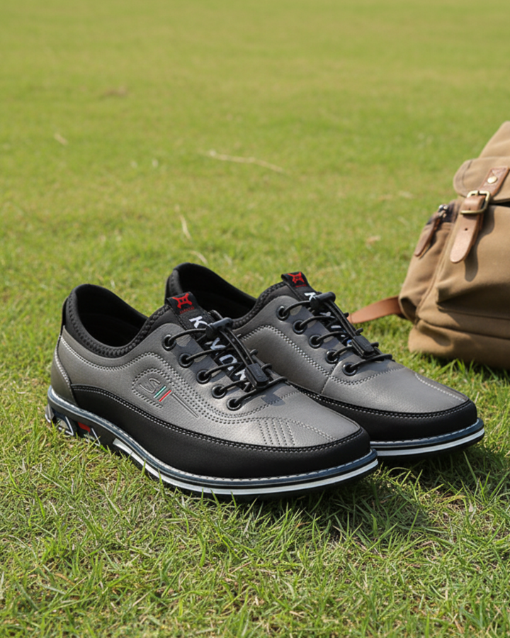 Graue Herren Sneakers mit rutschfester Sohle auf einer Wiese im Freien