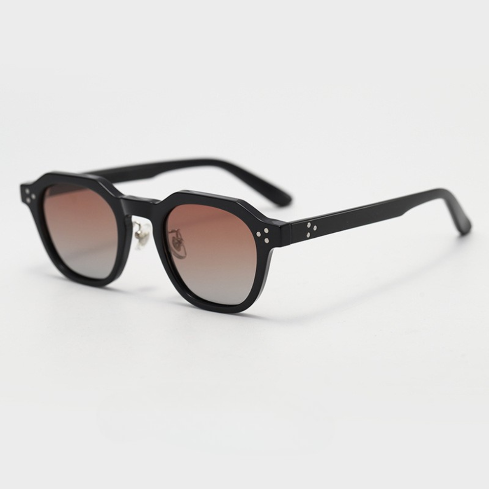 Modische quadratische Sonnenbrille mit Farbverlauf auf hellem Hintergrund