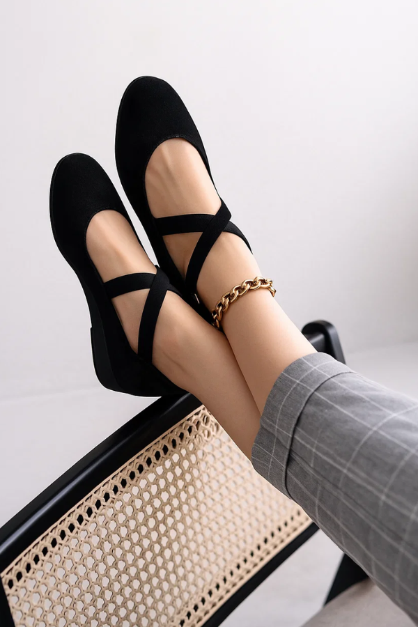 Elegante schwarze Damen Keilabsatzschuhe mit schicker Fußkette, perfekt für besondere Anlässe.