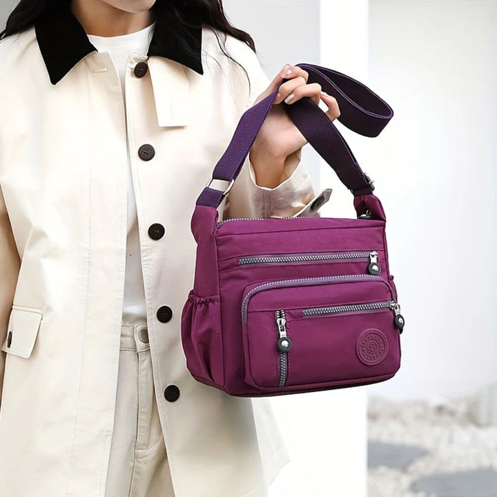 Damen Umhängetasche getragen, zeigt kompakte Größe & bequemen Crossbody-Sitz für den Alltag.