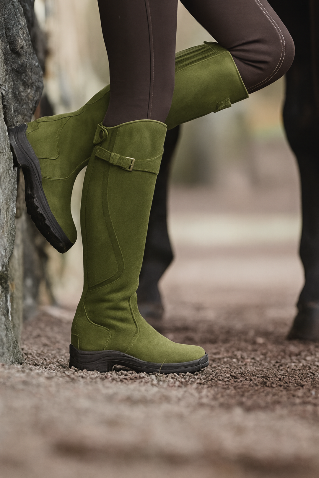 Schwarze Damen Reitstiefel kniehoch mit Profilsohle und Schnalle