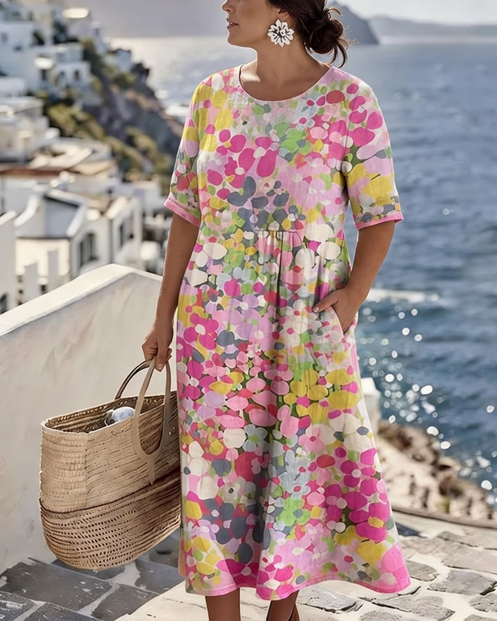 Blumenkleid für den Sommer mit tailliertem Schnitt und fließendem Stoff