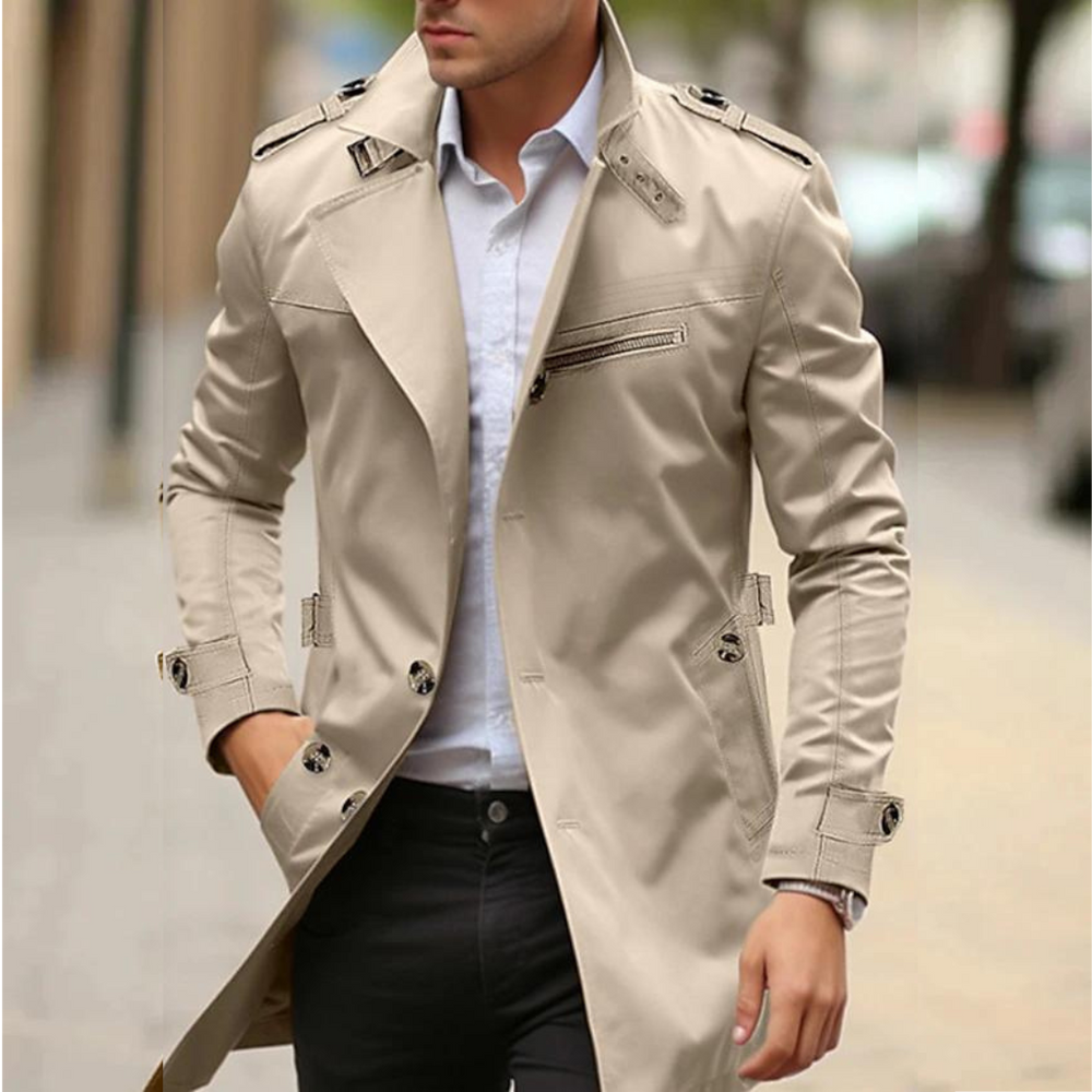 Stilvolle hellbeige Herrenjacke im Freien getragen mit weißem Hemd