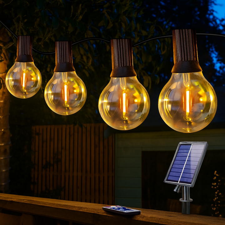Beleuchtete G40 Glühbirnen einer Solar-Lichterkette im Außenbereich mit Solarpanel
