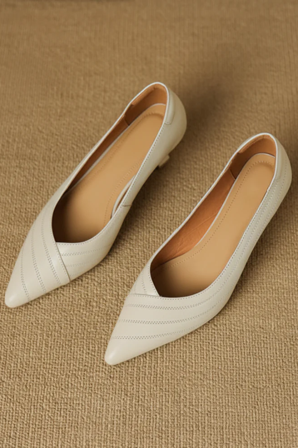 Zwei elegante Damen Pumps in Khaki mit spitzem Absatz und Ziernähten im Detail