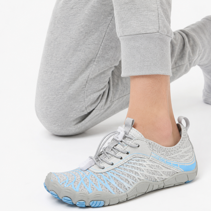 Barfuss-Wasserschuh im Einsatz am Strand. Ideal für Schwimmen, Wandern & Wassersport. Unisex & sehr leicht.