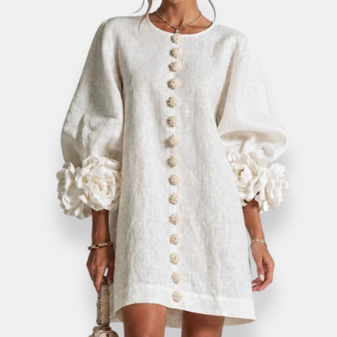 Damen Sommerkleid Marcelle in Weiss mit auffälligen Blütenreliefs an den Ärmeln