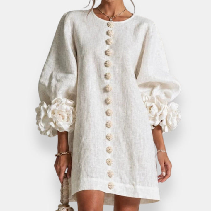 Damen Sommerkleid Marcelle in Weiss mit auffälligen Blütenreliefs an den Ärmeln