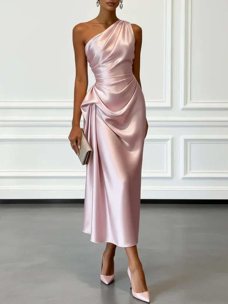 Modische Dame trägt ein figurbetontes Cocktailkleid