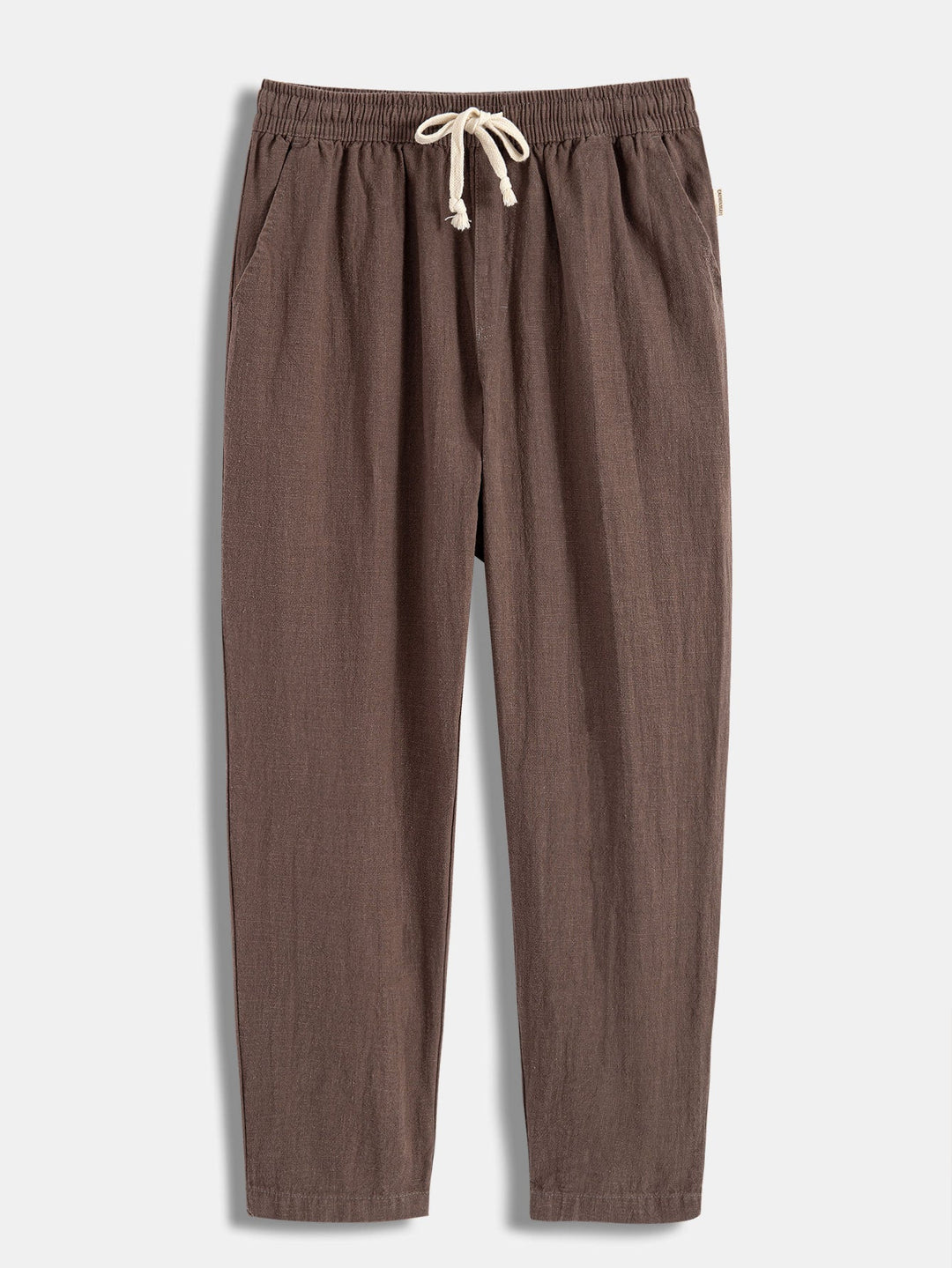 Moderne Herrenmode: Kurzarmhemd und lange Hose im praktischen Set