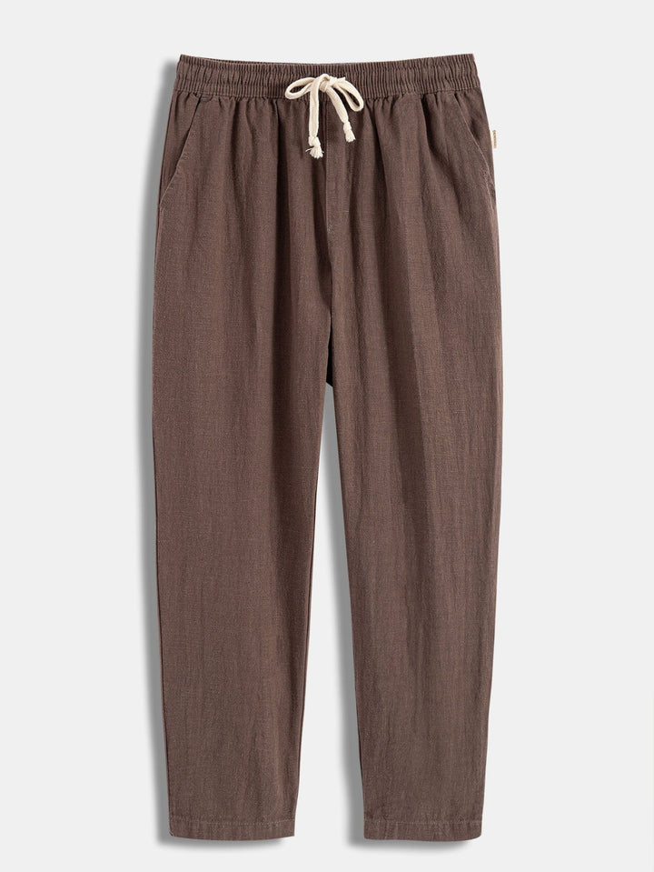 Moderne Herrenmode: Kurzarmhemd und lange Hose im praktischen Set