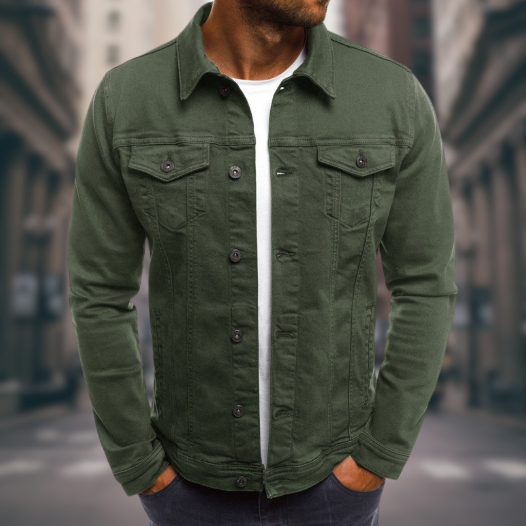 Herren Jeansjacke in Grün vorne getragen vor städtischer Kulisse