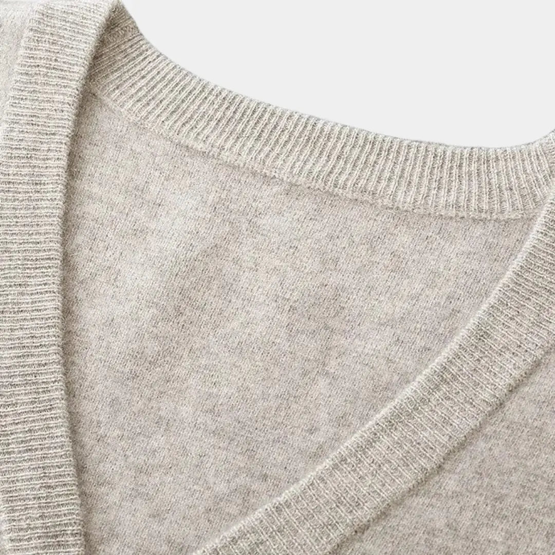 Nahaufnahme der feinen Strickstruktur und des Ausschnitts der Herren Strickjacke