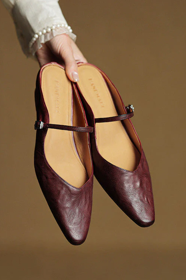 Elegante Damen Pantoletten im Mary Jane Stil, spitze Kappe & Riemen. Rutschfeste Sohle für Büro & Freizeit.