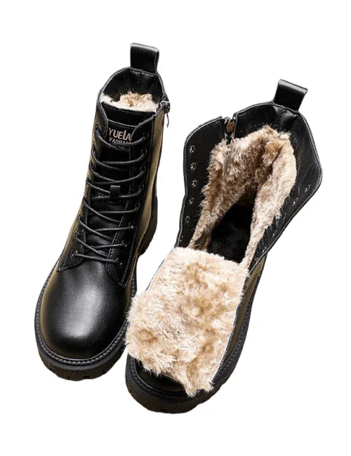 Blick in das weiche, flauschige Innenfutter der schwarzen Damen Winterstiefel