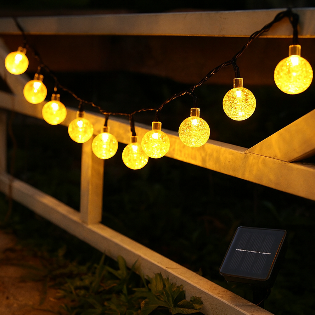 Solarbetriebene LED Lichterkette mit Kristallkugeln im Garten