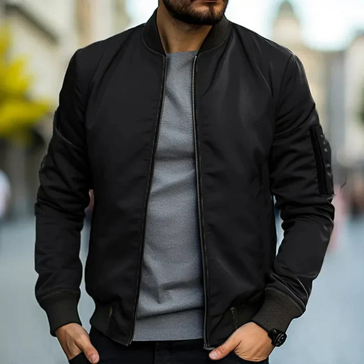 Schwarze Herren Bomberjacke mit Reißverschluss im Detail