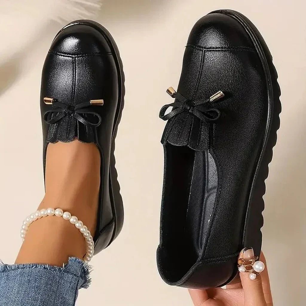 Damen orthopädische Komfort Mokassins in Schwarz, ideal für Alltag mit Fußgewölbestütze & Memoryschaum.