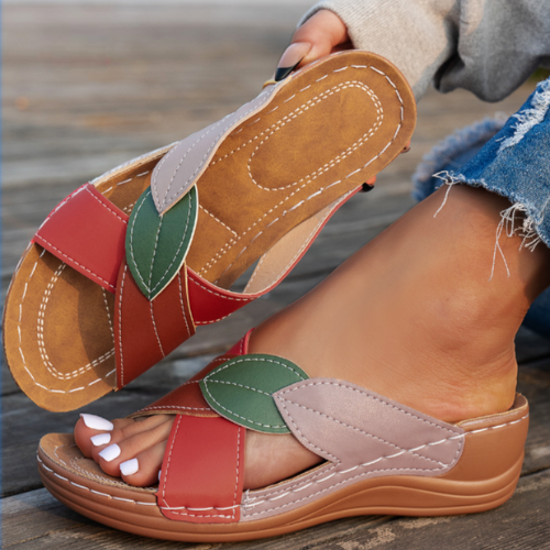Vielseitige schwarze Damen Slip-On Pantoletten. Die idealen Komfortschuhe für bequeme Schritte den ganzen Tag.