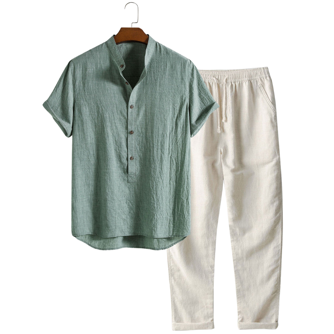 Herren Sommer Leinenhemd und Leinenhose Set in Grün und Weiß auf einem Holzbügel